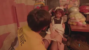 Chị gái ở nhà luôn mặc chiếc quần bó sát khiến cậu em trai tuổi mới lớn cứng